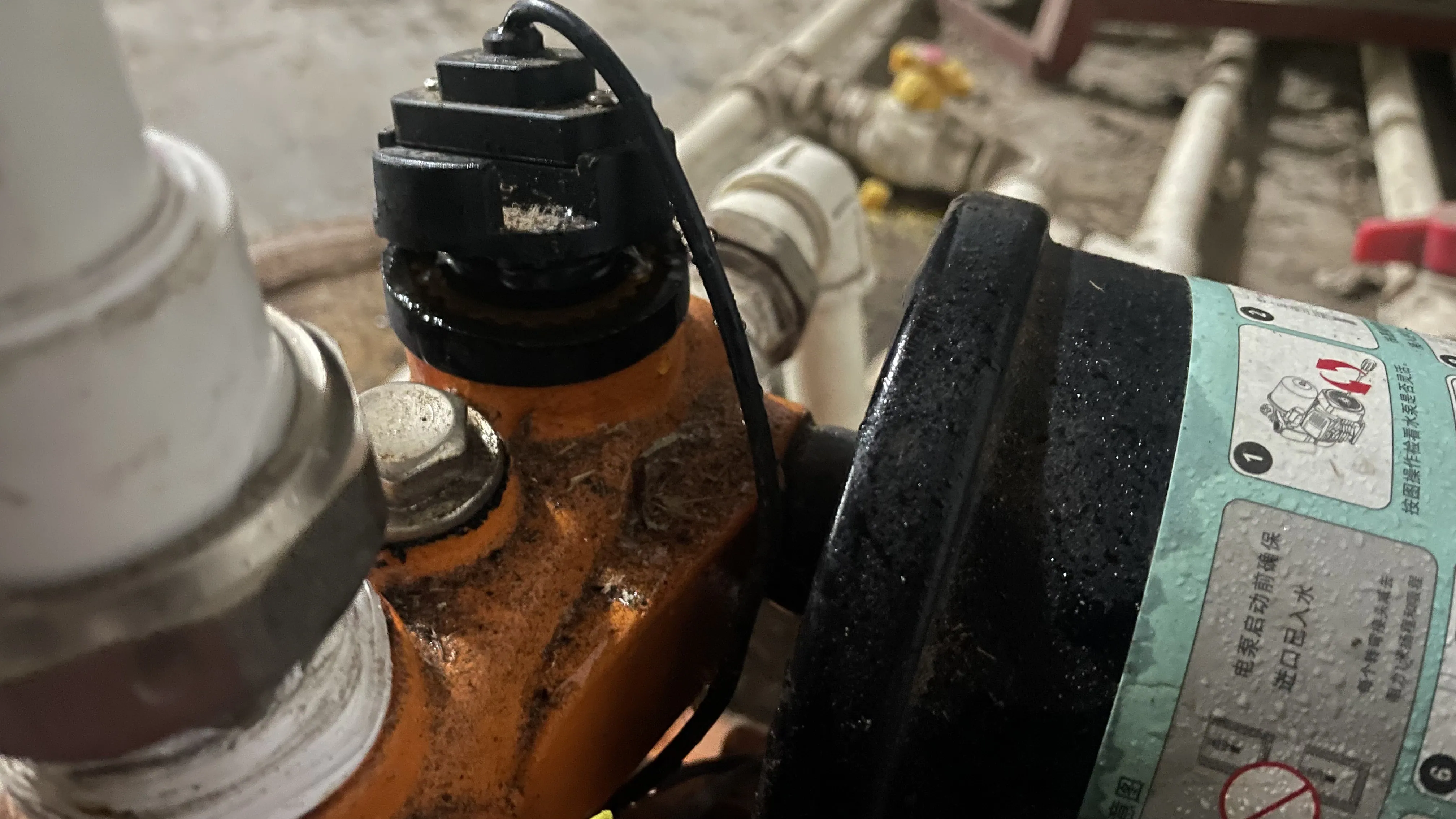 顶上的盖子都挤开了