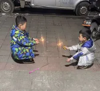 我和老弟收拾屋子娃儿们在外面玩烟花